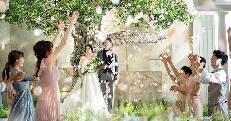 木の下で誓う結婚式