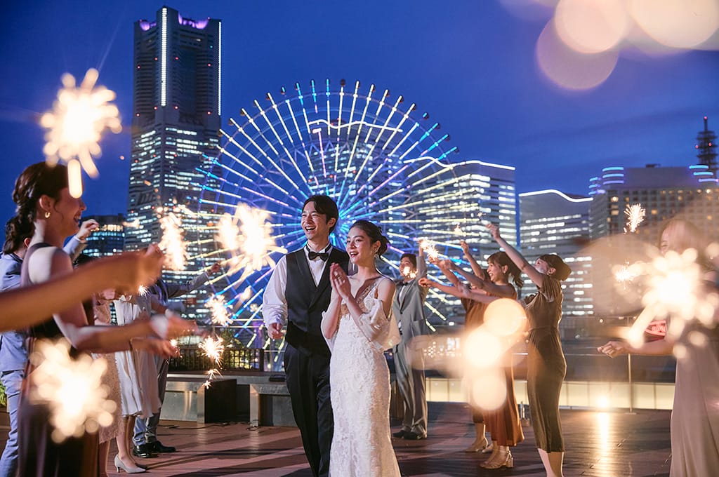 大観覧車のイルミネーションとみなとみらいの夜景でフォト撮影 イメージ
